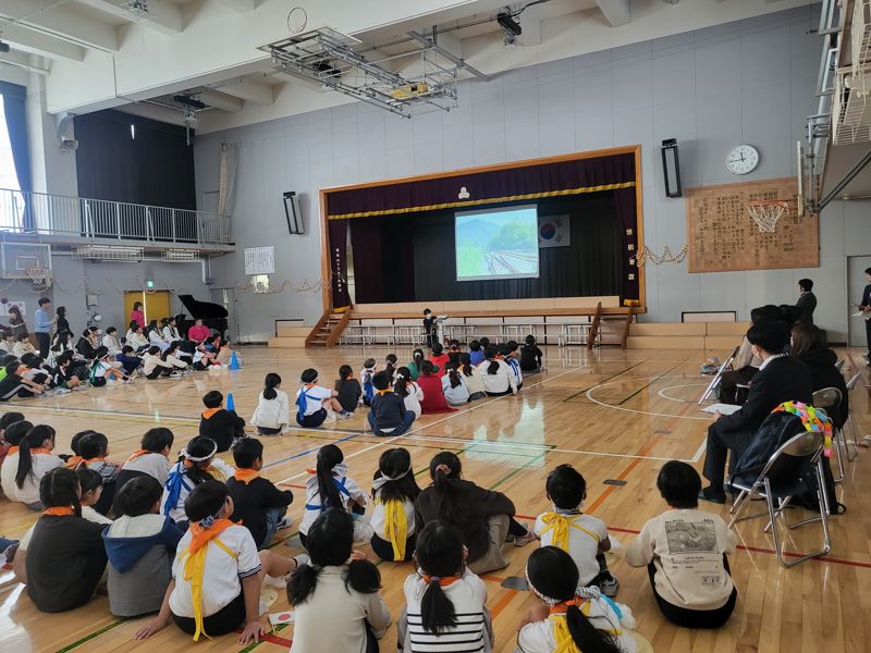 지난 27일 일본 도쿄 세타가야구 마츠가오카 초등학교 강당에서 '청풍초-마츠가오카초 국제문화·예술교류' 행사가 열린 가운데 두 학교 학생 및 교직원들이 장편영화 '할머니와 나와 민들레'를 감상하고 있다. 사진=서혜진 도쿄특파원