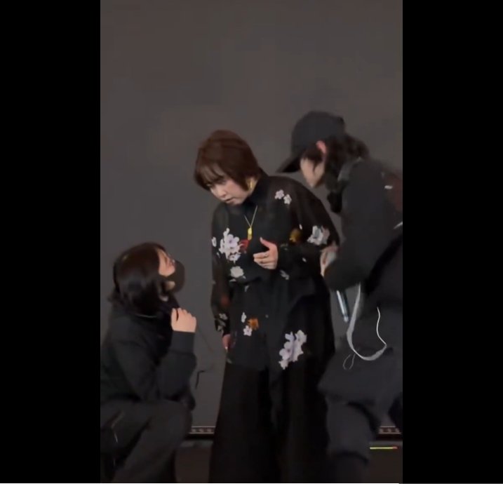 30일 산케이신문 등에 따르면 애니메이션 '원피스' 주제가로 알려진 가수 오쓰키 마키는 지난 28일 상하이에서 열린 '반다이 남코 페스티벌 2025' 무대에 올랐다가 노래 도중 갑자기 조명이 꺼지고 음향이 끊기는 상황을 겪었다. (사진=X 갈무리) 뉴시스