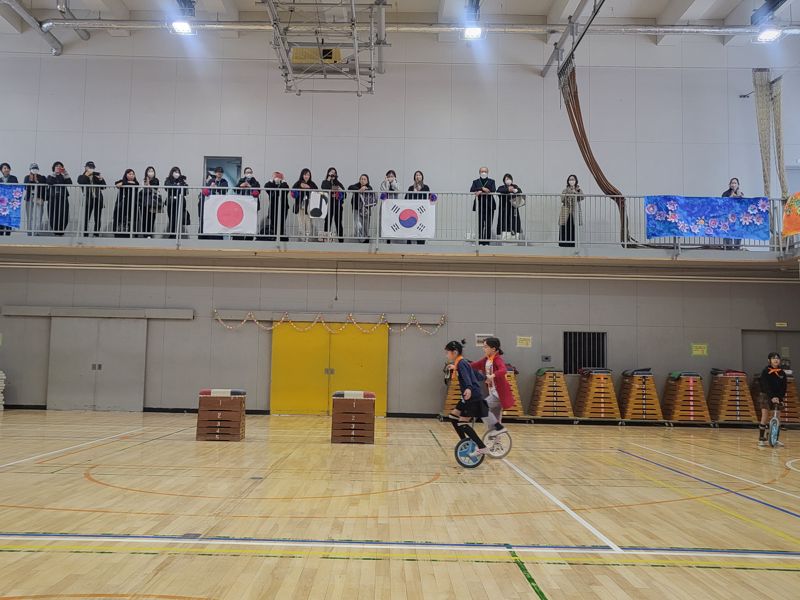 지난 27일 일본 도쿄 세타가야구 마츠가오카 초등학교 강당에서 마츠가오카초 학생들이 외발자전거 타기 시범을 보이고 있다. 사진=서혜진 도쿄특파원