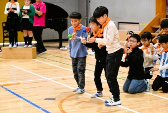 지난 27일 일본 도쿄 세타가야구 마츠가오카 초등학교 강당에서 마츠가오카초 학생들이 켄다마 놀이 시범을 보이고 있다. 사진=서혜진 도쿄특파원