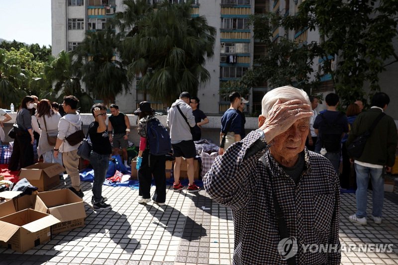 침울한 표정의 아파트 주민 (출처=연합뉴스)