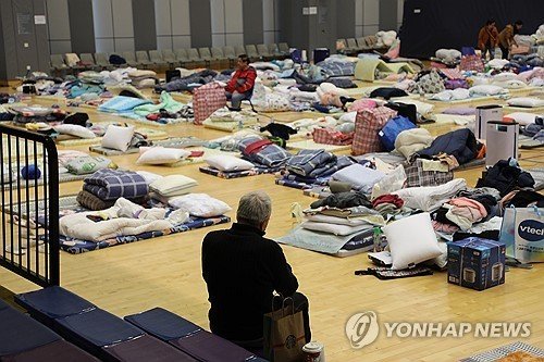 임시대피소에 앉아 있는 홍콩 화재 이재민 (출처=연합뉴스)