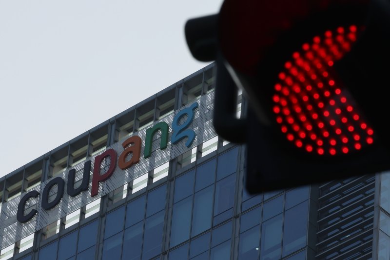 [서울=뉴시스] 권창회 기자 = 30일 오전 서울 송파구 쿠팡 본사 모습. 쿠팡의 사실상 모든 고객 개인정보가 유출됐다. 쿠팡은 고객 계정 3370만개가 무단으로 노출된 것으로 확인됐다고 밝혔다. 당초 쿠팡은 지난 18일 4500개 계정의 개인정보가 노출된 사실을 인지했다고 발표했는데, 11일 만에 노출 계정이 약 7500배 늘어난 것이다. 2025.11.30. kch0523@newsis.com