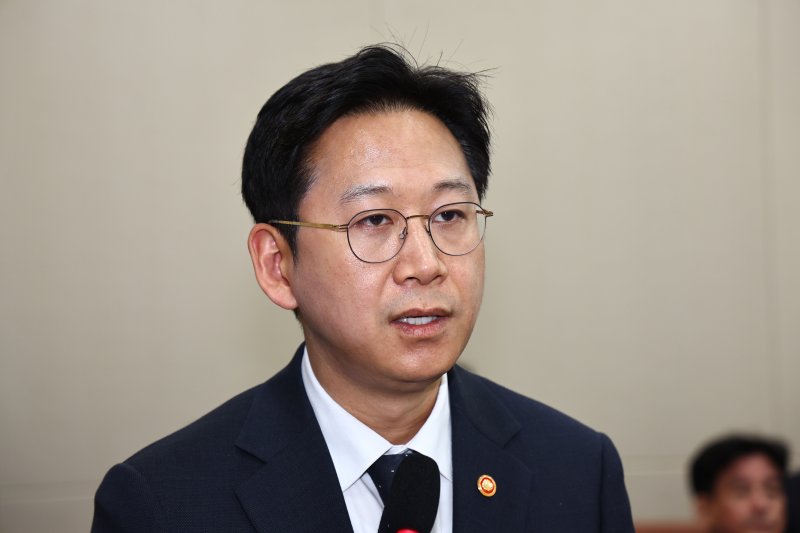 [서울=뉴시스] 김명년 기자 = 배경훈 부총리 겸 과학기술정보통신부 장관이 24일 오후 서울 여의도 국회에서 열린 과학기술정보방송통신위원회 전체회의에서 발언하고 있다. 2025.11.24. kmn@newsis.com