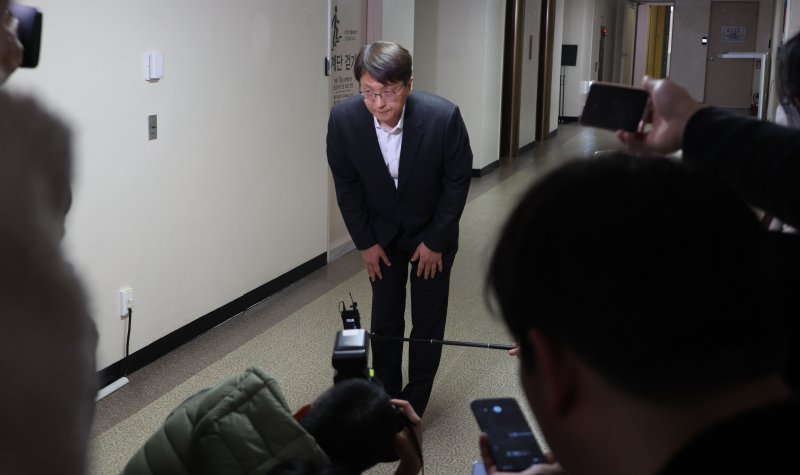 [서울=뉴시스] 김명원 기자 = 30일 서울 종로구 정부서울청사에서 쿠팡 관련 긴급 관계부처 장관회의가 열리기에 앞서 회의장을 찾은 박대준 쿠팡대표가 사과의사를 표명하고 있다. (공동취재) 2025.11.30. photo@newsis.com