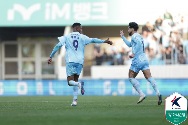 [서울=뉴시스]대구 세징야와 에드가(왼쪽). (사진=한국프로축구연맹 제공)
