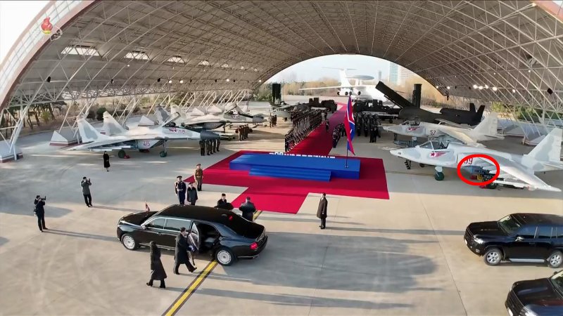 김정은 국무위원장이 지난달 28일 제2공군사단 59길영조영웅연대 갈마비행장에서 진행된 조선인민군 공군창설 80돌 기념행사에 참석했다고 조선중앙TV가 30일 보도했다. 이번 행사에서는 북한판 타우러스로 추정되는 미사일(빨간 원)이 공개됐다는 분석이 나왔다. 조선중앙TV 캡처