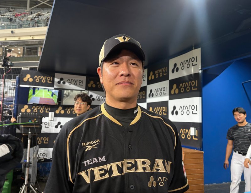 [서울=뉴시스] 신유림 기자=올겨울 프리에이전트(FA) 자격을 얻은 베테랑 포수 강민호가 30일 서울 고척스카이돔에서 열리는 '더 제너레이션 매치 상상인⋅메디카코리아'를 앞두고 더그아웃에서 취재진을 만나 인터뷰하고 있다. 2025.11.30. spicy@newsis.com *재판매 및 DB 금지