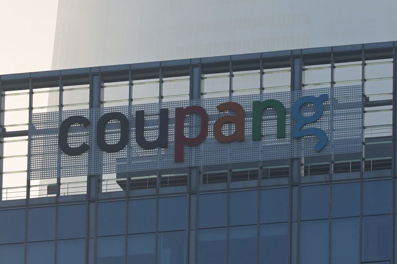 [서울=뉴시스] 권창회 기자 = 30일 오전 서울 송파구 쿠팡 본사 모습. 쿠팡의 사실상 모든 고객 개인정보가 유출됐다. 쿠팡은 고객 계정 3370만개가 무단으로 노출된 것으로 확인됐다고 밝혔다. 당초 쿠팡은 지난 18일 4500개 계정의 개인정보가 노출된 사실을 인지했다고 발표했는데, 11일 만에 노출 계정이 약 7500배 늘어난 것이다. 2025.11.30. kch0523@newsis.com