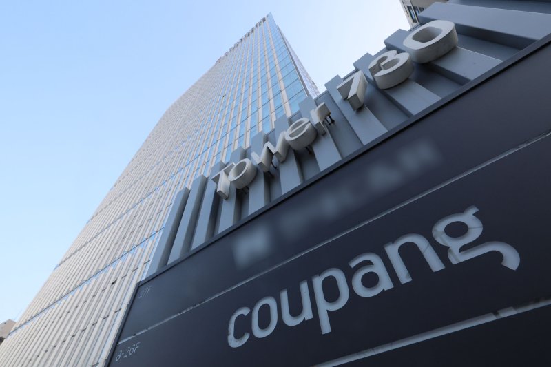 [서울=뉴시스] 권창회 기자 = 30일 오전 서울 송파구 쿠팡 본사 모습. 쿠팡의 사실상 모든 고객 개인정보가 유출됐다. 쿠팡은 고객 계정 3370만개가 무단으로 노출된 것으로 확인됐다고 밝혔다. 당초 쿠팡은 지난 18일 4500개 계정의 개인정보가 노출된 사실을 인지했다고 발표했는데, 11일 만에 노출 계정이 약 7500배 늘어난 것이다. 2025.11.30. kch0523@newsis.com