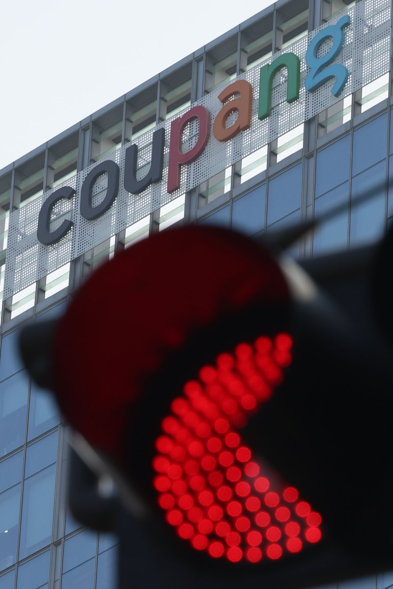 [서울=뉴시스] 권창회 기자 = 30일 오전 서울 송파구 쿠팡 본사 모습. 쿠팡의 사실상 모든 고객 개인정보가 유출됐다. 쿠팡은 고객 계정 3370만개가 무단으로 노출된 것으로 확인됐다고 밝혔다. 당초 쿠팡은 지난 18일 4500개 계정의 개인정보가 노출된 사실을 인지했다고 발표했는데, 11일 만에 노출 계정이 약 7500배 늘어난 것이다. 2025.11.30. kch0523@newsis.com