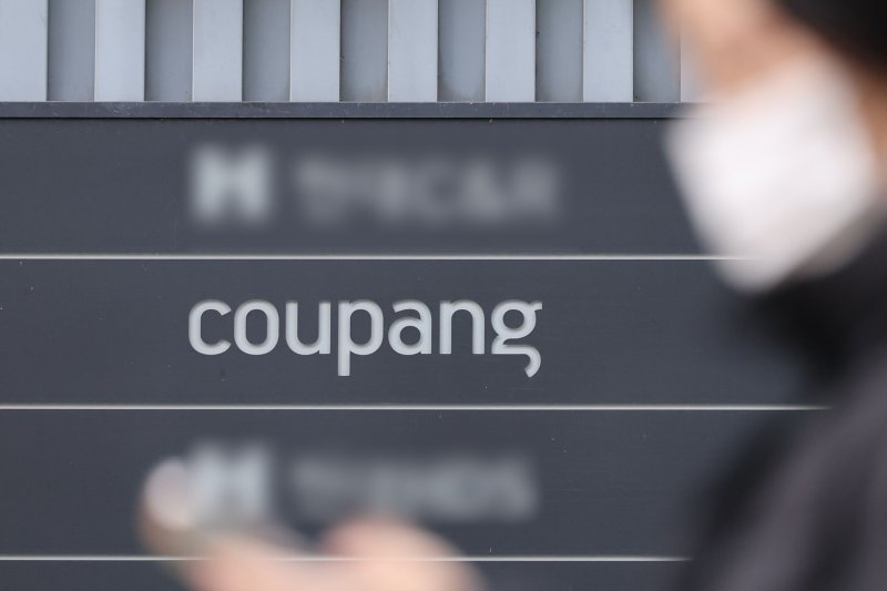 [서울=뉴시스] 권창회 기자 = 30일 오전 서울 송파구 쿠팡 본사 모습. 쿠팡의 사실상 모든 고객 개인정보가 유출됐다. 쿠팡은 고객 계정 3370만개가 무단으로 노출된 것으로 확인됐다고 밝혔다. 당초 쿠팡은 지난 18일 4500개 계정의 개인정보가 노출된 사실을 인지했다고 발표했는데, 11일 만에 노출 계정이 약 7500배 늘어난 것이다. 2025.11.30. kch0523@newsis.com