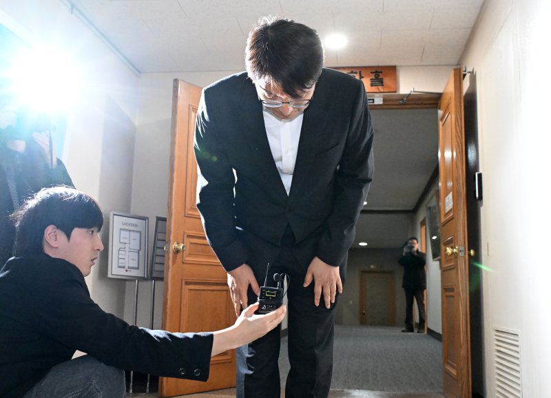 [서울=뉴시스] 김명원 기자 = 30일 서울 종로구 정부서울청사에서 쿠팡 관련 긴급 관계부처 장관회의에 참석 후 나서며 고개숙여 사과하고 있다. (공동취재) 2025.11.30. photo@newsis.com