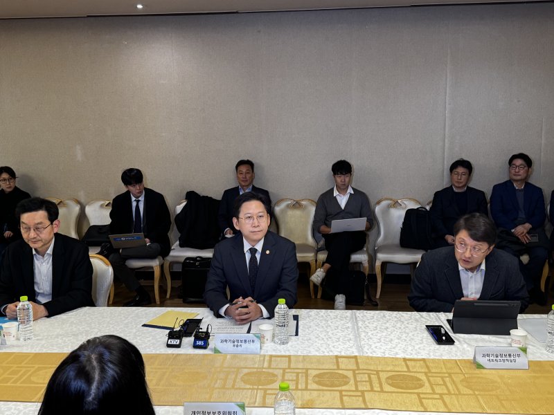 [서울=뉴시스] 심지혜 기자= 배경훈 부총리 겸 과학기술정보통신부 장관이 30일 정부서울청사에서 쿠팡 침해사고 및 개인정보 유출 사태와 관련해 관계기관이 참석하는 긴급 대책회의를 개최했다.