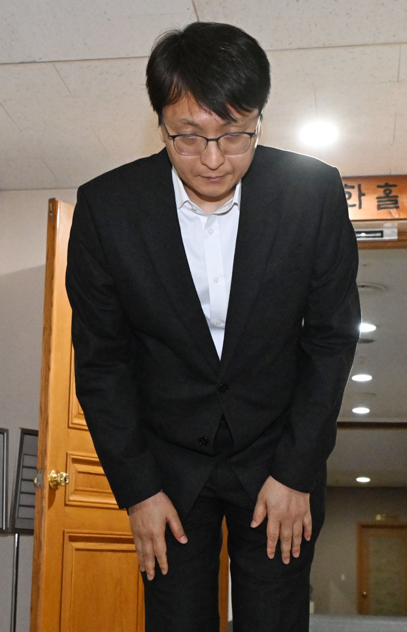 [서울=뉴시스] 김명원 기자 = 30일 서울 종로구 정부서울청사에서 쿠팡 관련 긴급 관계부처 장관회의에 참석 후 나서며 고개숙여 사과하고 있다. (공동취재) 2025.11.30. photo@newsis.com