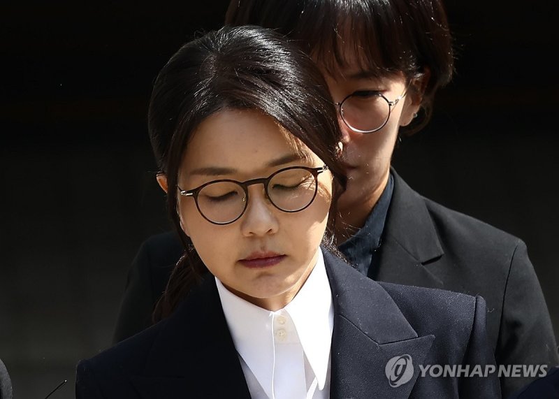 굳은 표정의 김건희 여사 (출처=연합뉴스)
