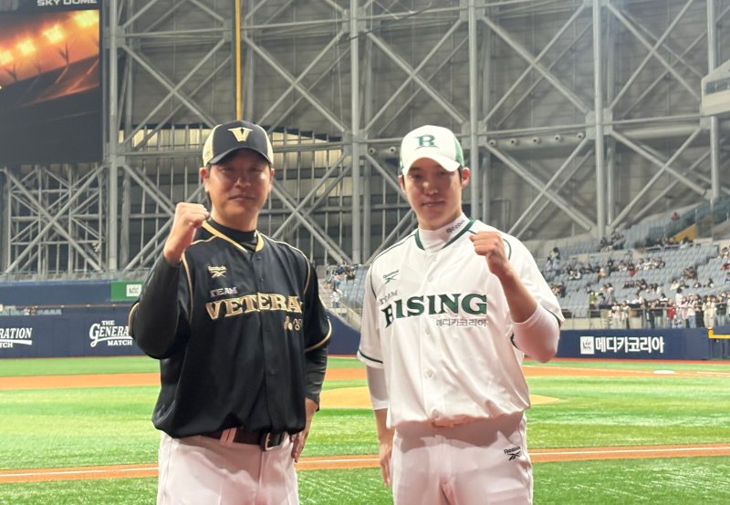 [서울=뉴시스] 신유림 기자=프로야구 삼성 라이온즈의 원태인과 베테랑 포수 강민호가 30일 고척스카이돔에서 벌어지는 '더 제너레이션 매치 상상인⋅메디카코리아'를 앞두고 감독으로서 각오를 다지고 있다. 2025.11.30. spicy@newsis.com *재판매 및 DB 금지