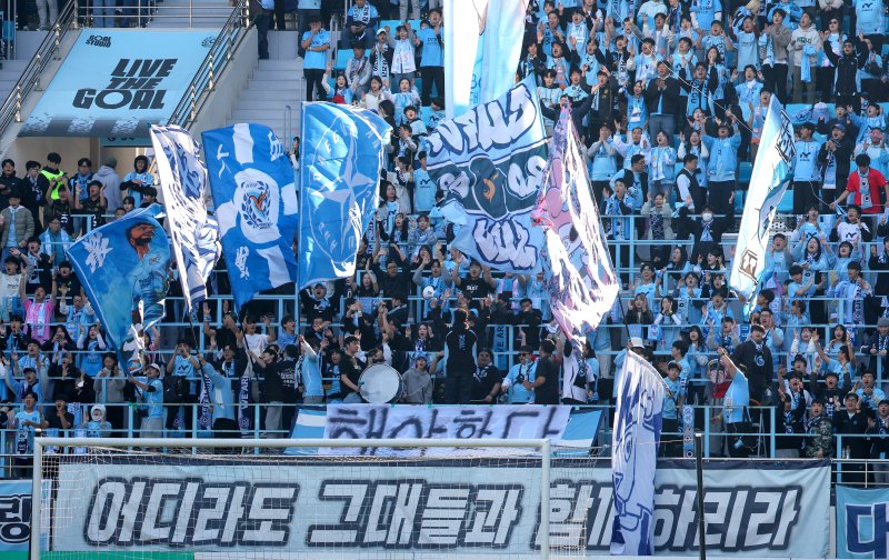 [대구=뉴시스] 이무열 기자 = 30일 대구 북구 대구iM뱅크PARK에서 열린 하나은행 K리그1 2025 38라운드 대구FC와 FC안양의 경기에서 대구FC 서포터스가 응원전을 펼치고 있다. 2025.11.30. lmy@newsis.com