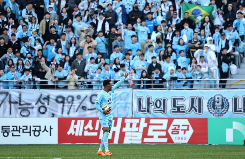 [대구=뉴시스] 이무열 기자 = 30일 대구 북구 대구iM뱅크PARK에서 열린 하나은행 K리그1 2025 38라운드 대구FC와 FC안양의 경기, 대구 지오바니가 후반 골을 성공시킨 뒤 기뻐하고 있다. 2025.11.30. lmy@newsis.com