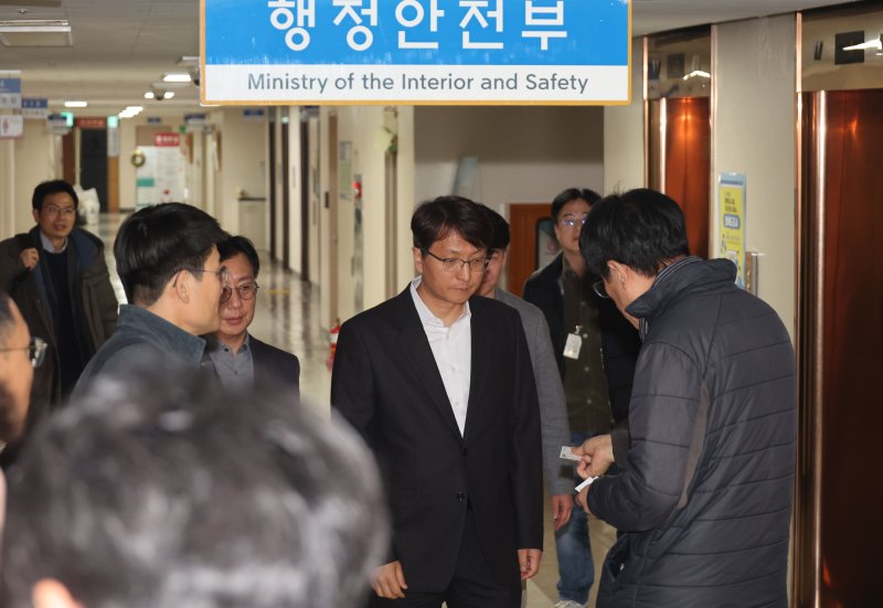 [서울=뉴시스] 김명원 기자 = 30일 서울 종로구 정부서울청사에서 쿠팡 관련 긴급 관계부처 장관회의가 열리기에 앞서 회의장을 찾은 박대준 쿠팡대표가 사과의사를 표명하고 있다. (공동취재) 2025.11.30. photo@newsis.com