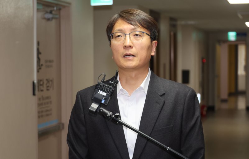 [서울=뉴시스] 김명원 기자 = 30일 서울 종로구 정부서울청사에서 쿠팡 관련 긴급 관계부처 장관회의가 열리기에 앞서 회의장을 찾은 박대준 쿠팡대표가 사과의사를 표명하고 있다. (공동취재) 2025.11.30. photo@newsis.com