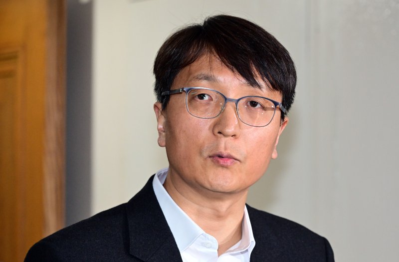 [서울=뉴시스] 김명원 기자 = 박대준 쿠팡 대표가 30일 오후 서울 종로구 정부서울청사에서 열린 쿠팡 관련 긴급 관계부처 장관회의를 마친 뒤 사과하고 있다. (공동취재) 2025.11.30. photo@newsis.com