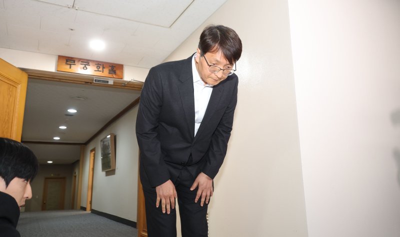 [서울=뉴시스] 김명원 기자 = 박대준 쿠팡 대표가 30일 오후 서울 종로구 정부서울청사에서 열린 쿠팡 관련 긴급 관계부처 장관회의를 마친 뒤 고개를 숙여 사과하고 있다. (공동취재) 2025.11.30. photo@newsis.com