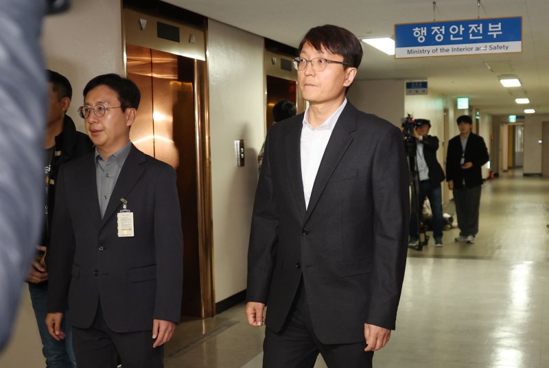 [서울=뉴시스] 김명원 기자 = 박대준 쿠팡 대표이사가 30일 서울 종로구 정부서울청사에서 대규모 개인정보 유출 사고에 대해 공개 사과한 뒤 자리를 떠나고 있다. (공동취재) 2025.11.30. photo@newsis.com