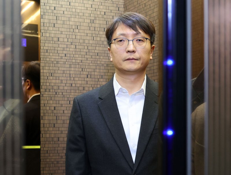 [서울=뉴시스] 김명원 기자 = 박대준 쿠팡 대표이사가 30일 서울 종로구 정부서울청사에서 대규모 개인정보 유출 사고에 대해 공개 사과한 뒤 자리를 떠나고 있다. (공동취재) 2025.11.30. photo@newsis.com