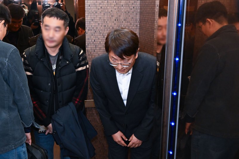 [서울=뉴시스] 김명원 기자 = 박대준 쿠팡 대표이사가 30일 서울 종로구 정부서울청사에서 열린 쿠팡 개인정보 유출 관련 긴급 관계부처 장관회의를 마친 후 대규모 개인정보 유출 사고에 대해 공개 사과하고 있다. (공동취재) 2025.11.30. photo@newsis.com