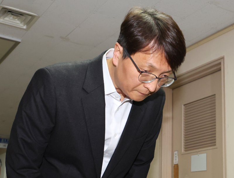 박대준 쿠팡 대표이사가 30일 오후 서울 종로구 정부서울청사에서 열린 쿠팡 개인정보 유출 관련 긴급 관계부처 장관회의에서 참석하며 쿠팡 이용자에게 사과 발언한 뒤 고개숙여 인사하고 있다. 2025.11.30/뉴스1 ⓒ News1 장수영 기자