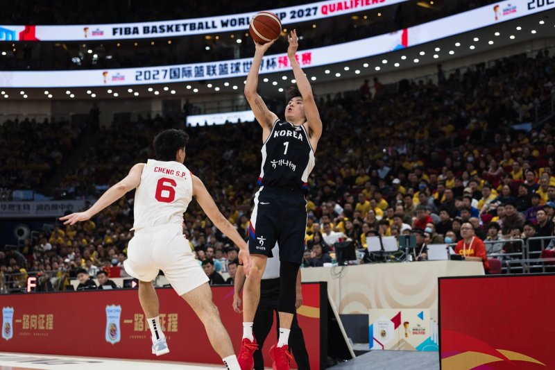 이현중은 28일 중국 베이징에서 열린 한국과 중국의 2027 FIBA 농구 월드컵 아시아 예선 1라운드 B조 1차전에서 3점 슛 9개 포함 33점 14라운드로 활약했다. (FIBA 제공)