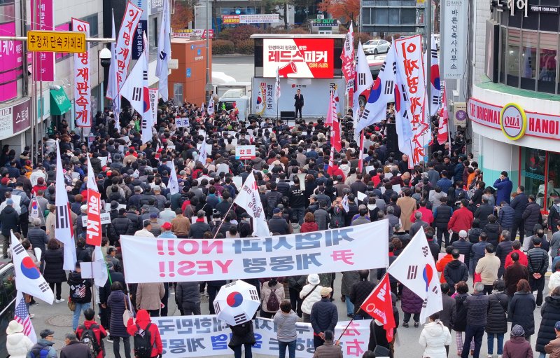 국민의힘 '민생회복 법치수호 국민대회'가 30일 강원 춘천시청 인근에서 열렸다. 장동혁 국민의힘 대표가 시민과 당원들 앞에서 연설하고 있다. 연합뉴스