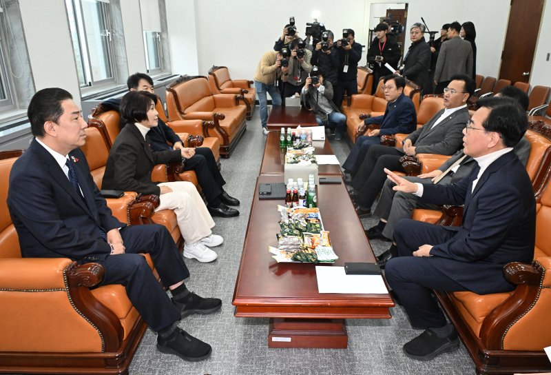 김병기 더불어민주당 원내대표(왼쪽 첫번째)와 송언석 국민의힘 원내대표(오른쪽 첫번째)가 30일 국회에서 비공개 회동 전 환담을 나누고 있다. 뉴스1