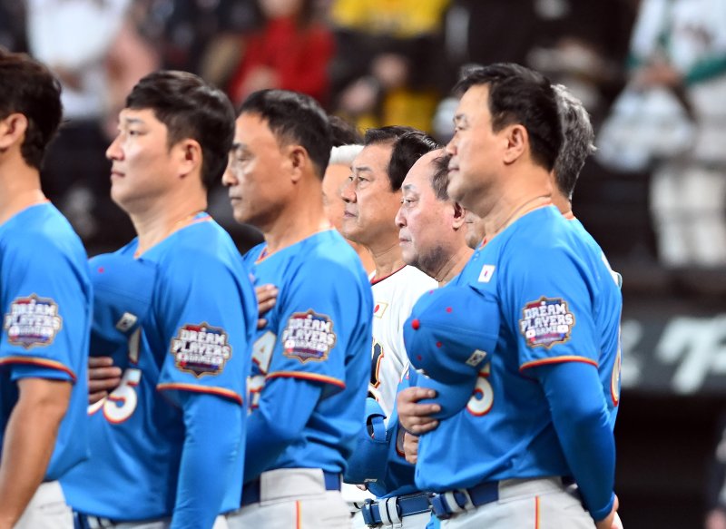 [서울=뉴시스] 사진공동취재단 = 30일 일본 에스콘필드 홋카이도에서 ‘한일 드림 플레이어즈 게임’이 열렸다. 이 게임은 한국과 일본 프로야구를 대표했던 스타들이 총 출동해 양국의 우정을 이어간다. 식전행사에서 김인식 감독과 하라 감독이 국기에 대한 예를 하고 있다. 2025.11.30. photo@newsis.com