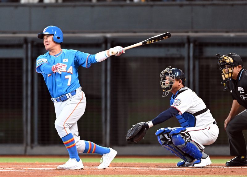 [서울=뉴시스] 사진공동취재단 = 30일 일본 에스콘필드 홋카이도에서 ‘한일 드림 플레이어즈 게임’이 열렸다. 이 게임은 한국과 일본 프로야구를 대표했던 스타들이 총 출동해 양국의 우정을 이어간다. 1회초 2사 이종범이 안타를 치고 있다. 2025.11.30. photo@newsis.com