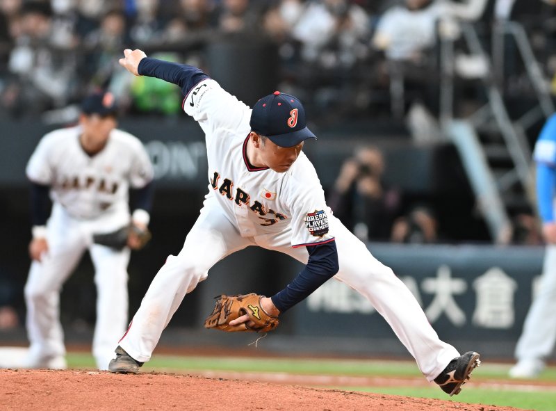 [서울=뉴시스] 사진공동취재단 = 30일 일본 에스콘필드 홋카이도에서 ‘한일 드림 플레이어즈 게임’이 열렸다. 이 게임은 한국과 일본 프로야구를 대표했던 스타들이 총 출동해 양국의 우정을 이어간다. 4회초 김태균의 지바 롯데 동료였던 와타나베가 투구를 하고 있다. 2025.11.30. photo@newsis.com