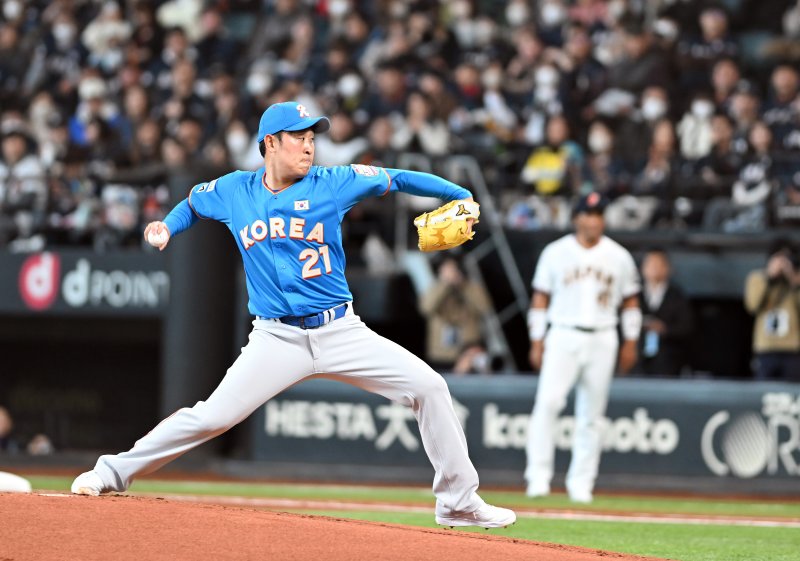 [서울=뉴시스] 사진공동취재단 = 30일 일본 에스콘필드 홋카이도에서 ‘한일 드림 플레이어즈 게임’이 열렸다. 이 게임은 한국과 일본 프로야구를 대표했던 스타들이 총 출동해 양국의 우정을 이어간다. 한국 선발 윤석민이 역투하고 있다. 2025.11.30. photo@newsis.com