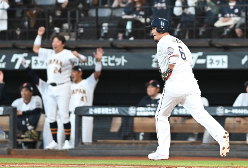 [키타히로시마=뉴시스] 사진공동취재단 = 30일 오후(현지 시간) 일본 홋카이도 키타히로시마시 에스콘필드 홋카이도에서 열린 '한일 드림 플레이어즈 게임' 4회말 나카다 쇼가 홈런을 날린 후 기뻐하고 있다. 이 게임은 한국과 일본 프로야구를 대표했던 스타들이 총 출동해 양국의 우정을 이어가는 경기다. 2025.11.30. photo@newsis.com