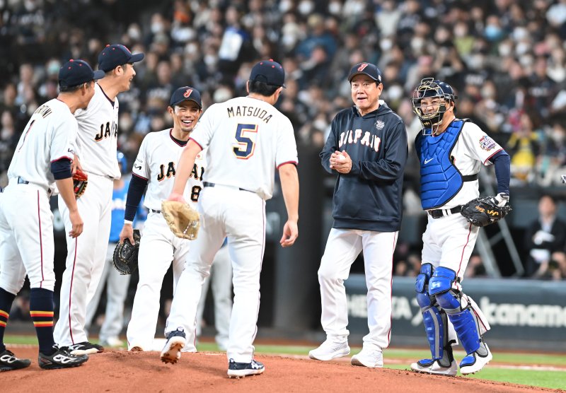 [서울=뉴시스] 사진공동취재단 = 30일 일본 에스콘필드 홋카이도에서 ‘한일 드림 플레이어즈 게임’이 열렸다. 이 게임은 한국과 일본 프로야구를 대표했던 스타들이 총 출동해 양국의 우정을 이어간다. 2회초 우에하라가 연속안타를 맞자 하라 감독이 마운드에 올라 이야기를 하고 있다. 2025.11.30. photo@newsis.com
