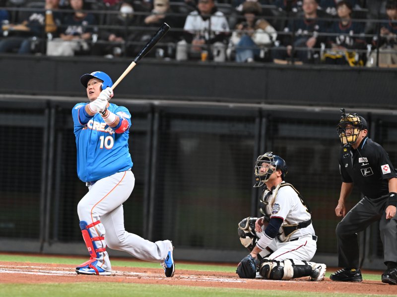 [키타히로시마=뉴시스] 사진공동취재단 = 30일 오후(현지 시간) 일본 홋카이도 키타히로시마시 에스콘필드 홋카이도에서 열린 '한일 드림 플레이어즈 게임'에서 이대호가 홈런을 날리고 있다. 이 게임은 한국과 일본 프로야구를 대표했던 스타들이 총 출동해 양국의 우정을 이어가는 경기다. 2025.11.30. photo@newsis.com