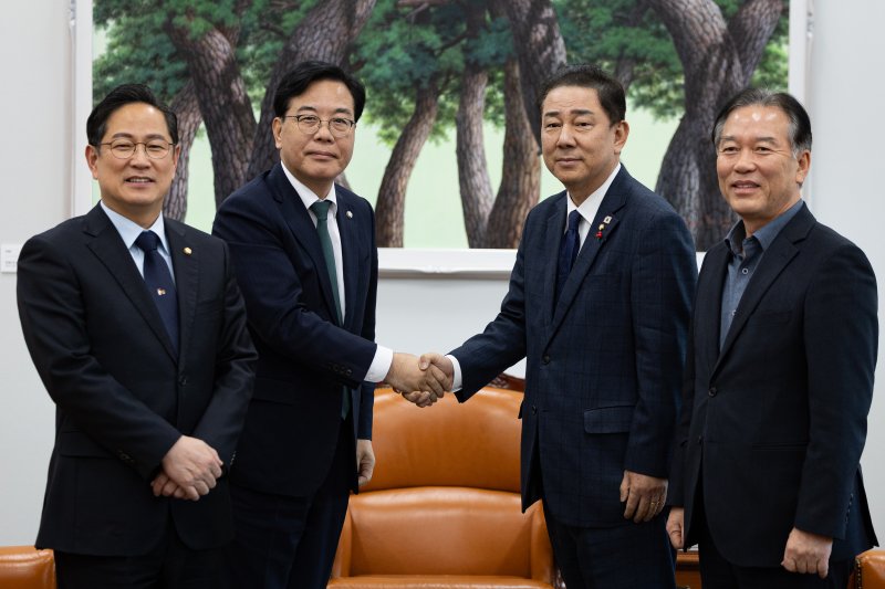 더불어민주당 김병기, 국민의힘 송언석 원내대표와 기획재정위원회 여야 간사가 28일 서울 여의도 국회에서 회동에 앞서 기념 촬영을 하고 있다. 왼쪽부터 국민의힘 박수영 기재위 간사, 송 원내대표, 더불어민주당 김 원내대표, 정태호 기재위 간사. 2025.11.28/뉴스1 ⓒ News1 유승관 기자