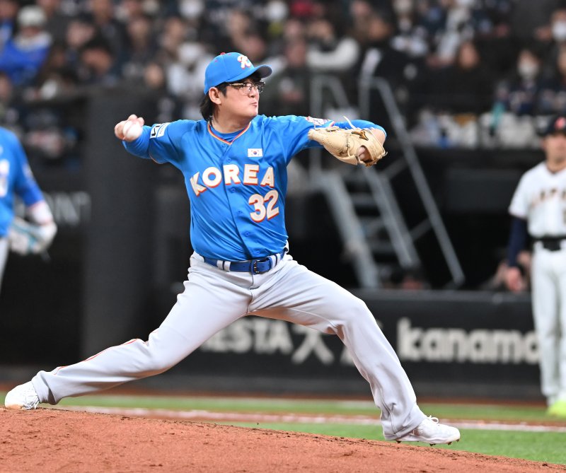 [키타히로시마=뉴시스] 사진공동취재단 = 30일 오후(현지 시간) 일본 홋카이도 키타히로시마시 에스콘필드 홋카이도에서 열린 '한일 드림 플레이어즈 게임'에서 마무리로 나선 김선우가 공을 던지고 있다.이 게임은 한국과 일본 프로야구를 대표했던 스타들이 총 출동해 양국의 우정을 이어가는 경기다. 2025.11.30. photo@newsis.com