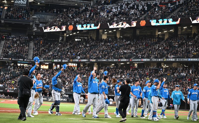 [키타히로시마=뉴시스] 사진공동취재단 = 30일 오후(현지 시간) 일본 홋카이도 키타히로시마시 에스콘필드 홋카이도에서 열린 '한일 드림 플레이어즈 게임'에서 7-1로 승리를 거둔 한국 선수들이 기뻐하고 있다.이 게임은 한국과 일본 프로야구를 대표했던 스타들이 총 출동해 양국의 우정을 이어가는 경기다. 2025.11.30. photo@newsis.com