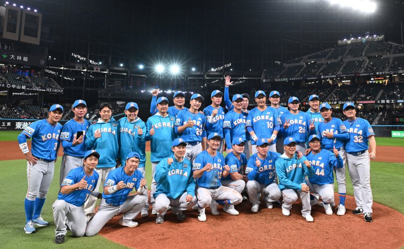 [키타히로시마=뉴시스] 사진공동취재단 = 30일 오후(현지 시간) 일본 홋카이도 키타히로시마시 에스콘필드 홋카이도에서 열린 '한일 드림 플레이어즈 게임'에서 7-1로 승리를 거둔 한국 선수들이 기념촬영을 하고 있다.이 게임은 한국과 일본 프로야구를 대표했던 스타들이 총 출동해 양국의 우정을 이어가는 경기다. 2025.11.30. photo@newsis.com
