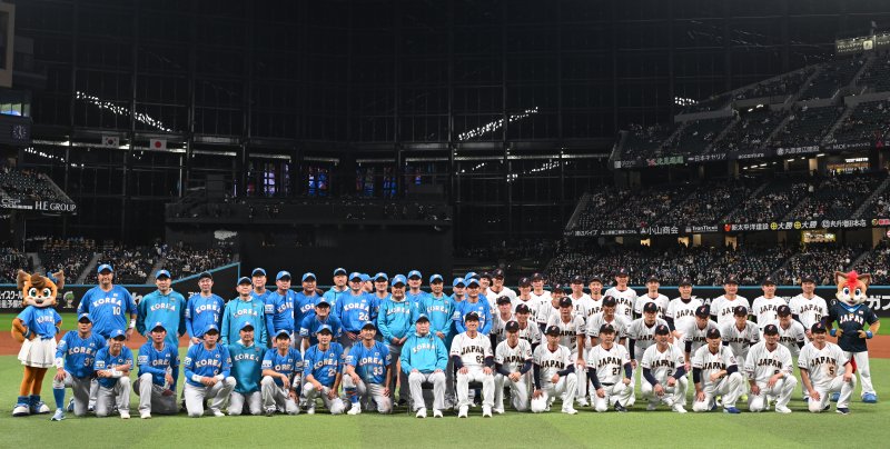 [키타히로시마=뉴시스] 사진공동취재단 = 30일 오후(현지 시간) 일본 홋카이도 키타히로시마시 에스콘필드 홋카이도에서 열린 '한일 드림 플레이어즈 게임'에서 7-1로 승리를 거둔 한국 선수단이 일본 선수단과 기념촬영을 하고 있다.이 게임은 한국과 일본 프로야구를 대표했던 스타들이 총 출동해 양국의 우정을 이어가는 경기다. 2025.11.30. photo@newsis.com
