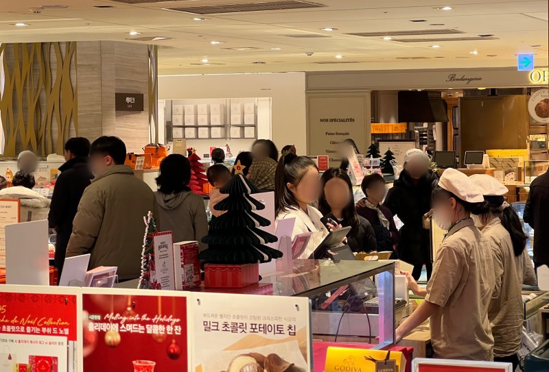 지난 27일 오후 서울 중구 롯데에볼루션 바카라 본점 식품관에 베이커리 상품을 구매하려는 고객들이 몰려 있다. 사진=김현지 기자