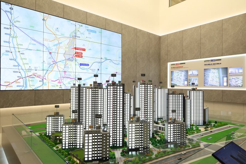 경기도 별내동 '남양주왕숙 A-24·B-17 블록' 견본무료 바카라 게임 내 전시된 단지 모형과 광역교통망 안내 화면. 공동취재단