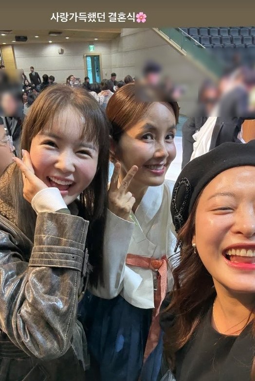 사랑 가득 결혼식…시부모된 차인표♥신애라, 혼주로 하객 맞이