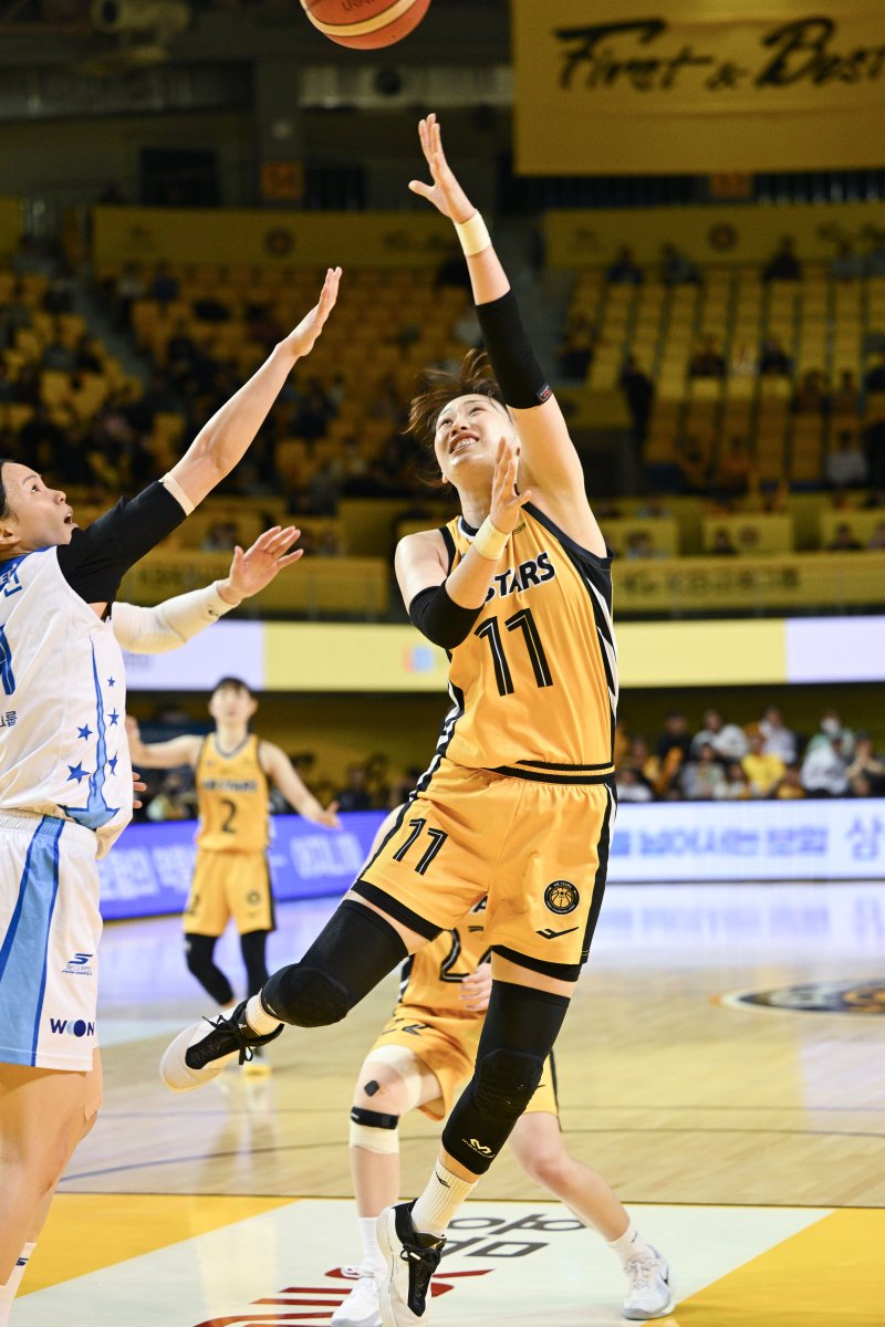 청주 KB 강이슬이 30일 열린 2025-26 여자프로농구 아산 우리은행전에서 3점 슛 5개 포함 27점 11리바운드로 활약, 팀의 69-65 승리를 이끌었다. (WKBL 제공)